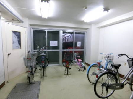 自転車置き場のようです。エントランスの奥にあります。