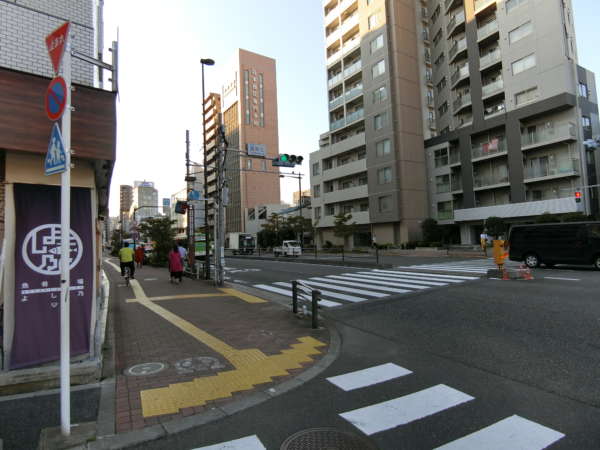 春日タウンホームアプローチ4｜坂を上がりきると、富坂上という交差点を左折します。つまり、春日タウンホームは春日通りから一本入った山の手側にある物件です。