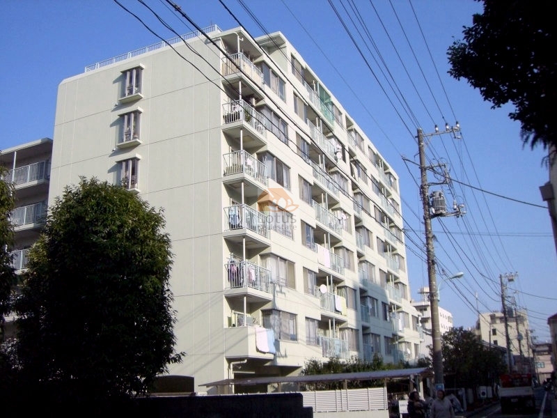 建物の外観は直線的な造りがさっぱり見えて、日差しに当たる面がやわらかく明るい様子です。各住戸のバルコニーが一定のリズムで並び、102戸の規模らしい落ち着きが感じられます。周囲の生活道路との距離がほどよく、南砂町駅まで歩ける日常圏に収まっています。グリーンパーク東砂は、昭和59年築、10階建てのマンションです。