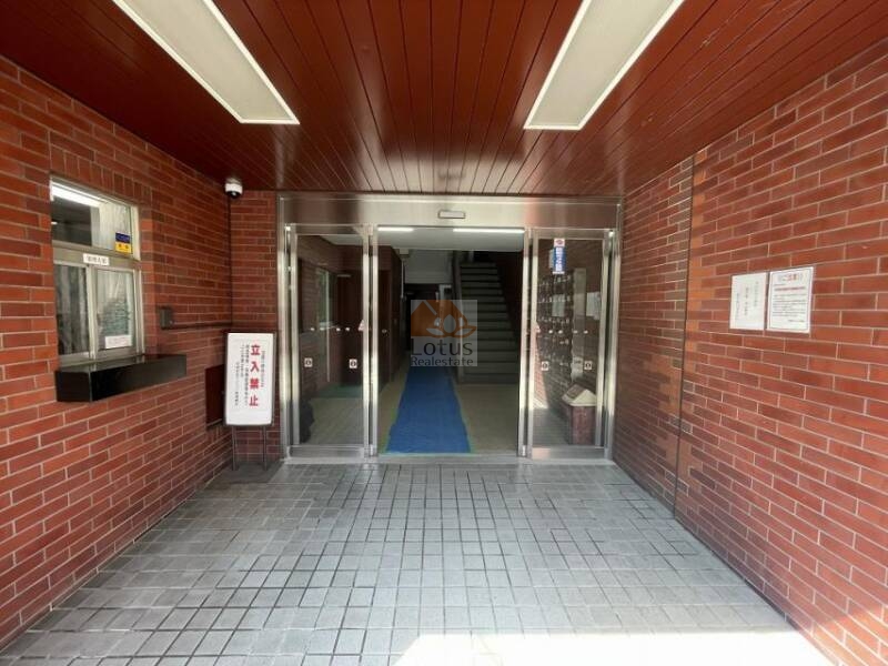 明穂和泉マンションエントランス２｜エントランスは十分な広さの間口です。