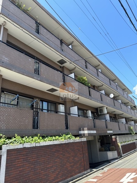 日神パレステージ高井戸外観３｜日神パレステージ高井戸は、井の頭通りに面した角地に立地し、4階建ての低層マンションです。