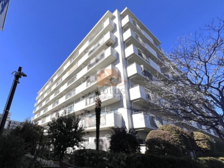 蓮根スカイマンションは、昭和54年築、白を基調とした清潔感ある7階建てのマンションです。127戸の大規模マンションらしい安心感とスケール感があります。