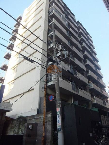 両国サンハイツ1｜ベージュ系タイル貼りの縦長フォルムが特徴の11階建てマンションです。1階にはセブンイレブンが入居し、日常の買い物に便利な構造です。