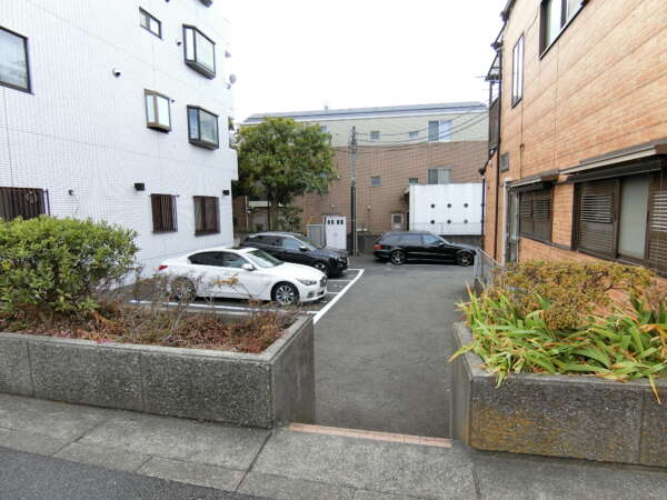 モナークマンション松庵共用部1｜駐車場は表通りに面していません。脇道と接続しています。歩・車分離となっていて安全だと思います。