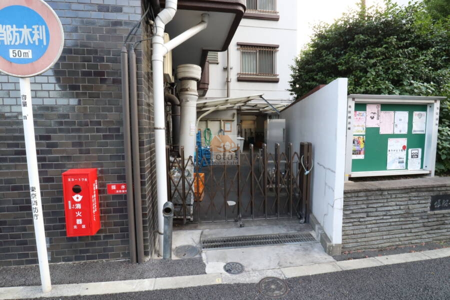 ワコー王子マンション共用部3｜ゴミ置き場に通じる入り口です。車路を進んだ奥に行くと右側にありました。