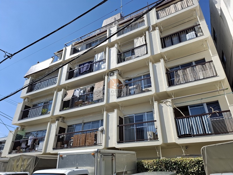 パークサイドマンション高円寺の東側。5階建ての外観にはバルコニーが整然と並び、洗濯物が干されている様子が見られます。低層ならではの落ち着いた住まいの雰囲気が感じられます。パークサイドマンション高円寺は、昭和４５年築、７階建てのマンションです。