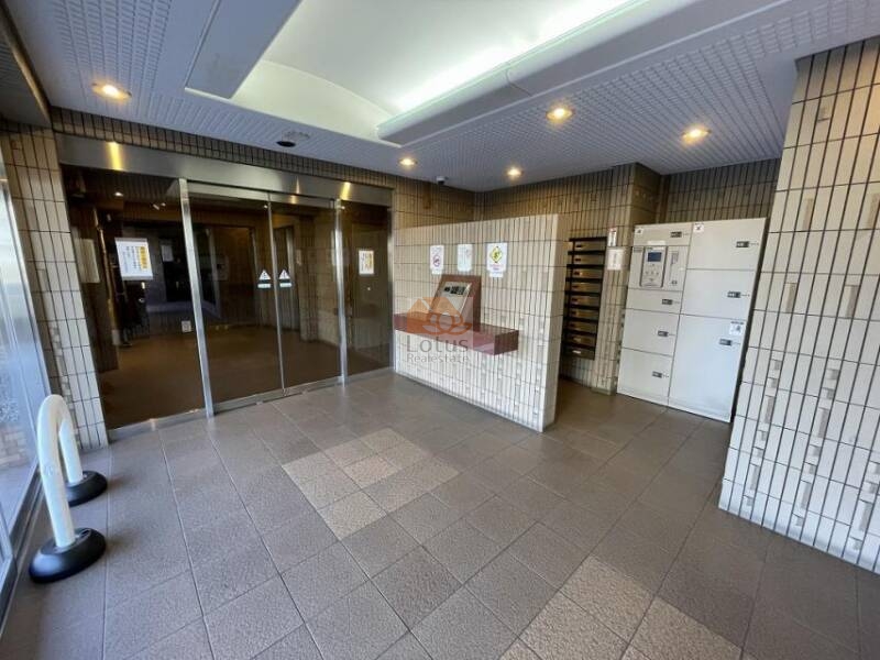 朝日クレス・パリオ西落合共用部１｜宅配ボックスとオートロックが完備されており、暮らしの快適さを支えます。