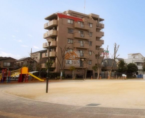 コスモ亀有パークサイド外観２｜コスモ亀有パークサイドは「足立区立五丁田公園」に隣接するマンションです。