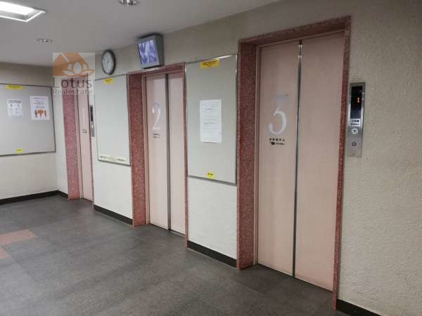 中野本町マンションエレベータ｜２００世帯以上ある大規模マンションですがエレベータが３基あるのがうれしいです。