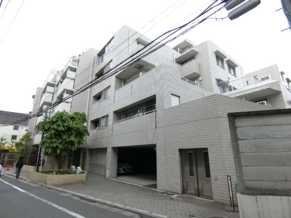 ハイツ面影橋外観共用部6｜右手に見える鉄扉がゴミスペースとなっていました。