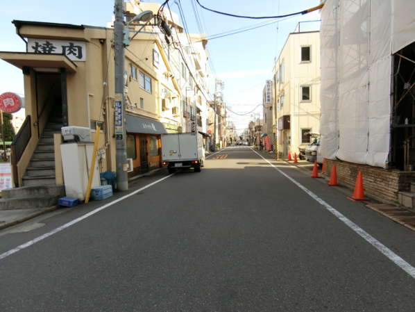キャッスルマンション千早町アプローチ4｜千川駅をでるとインターロッキングの綺麗な舗装の歩道ですが、すぐわき道に入ります。一本目の十字をすぐ右。