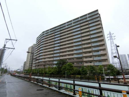 プラウドシティ金町アベニューの外観。敷地は線路に面したマンションですが、二重サッシとなっていて、騒音感は著しく軽減されています。