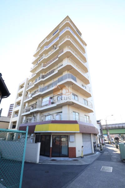 青戸ダイヤモンドパレス外観2｜青戸ダイヤモンドパレスは昭和55年築、9階建てのマンションです。大きな通りの交差点にあるので騒々しい感じは否めないでしょうか。