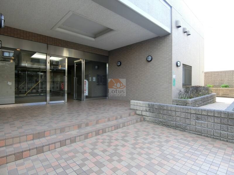 ソネット上池袋エントランス1｜建物は明治通り沿いにありますが、エントランスは１本入った路地のほうにあります。エントランスはオートロック式で安心です。