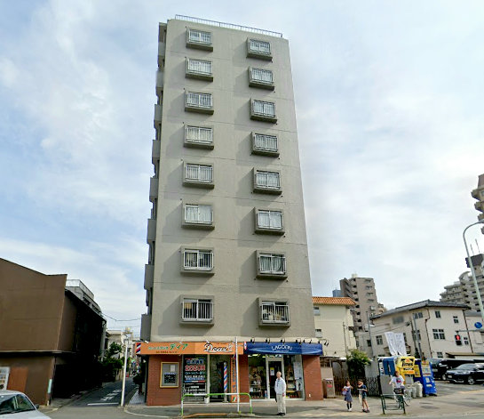 グリーンキャピタル西巣鴨は９階建のマンションです。「西巣鴨」駅から徒歩２分と駅に近く、通勤・通学に便利な立地です。近隣にはスーパーやコンビニエンスストがあります。