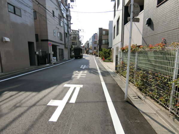 グランシティ目白台アプローチ8｜住宅街を入ると角を曲がればすぐのところにあります。
