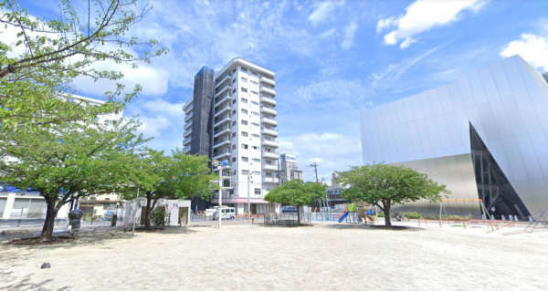 ライオンズマンション両国は12階建てのマンションです。北斎通りから一歩入った立地で、緑町公園、すみだ北斎美術館、緑町テニスコートに隣接しています。周囲に高い建物がなく、日当たり・眺望良好です。