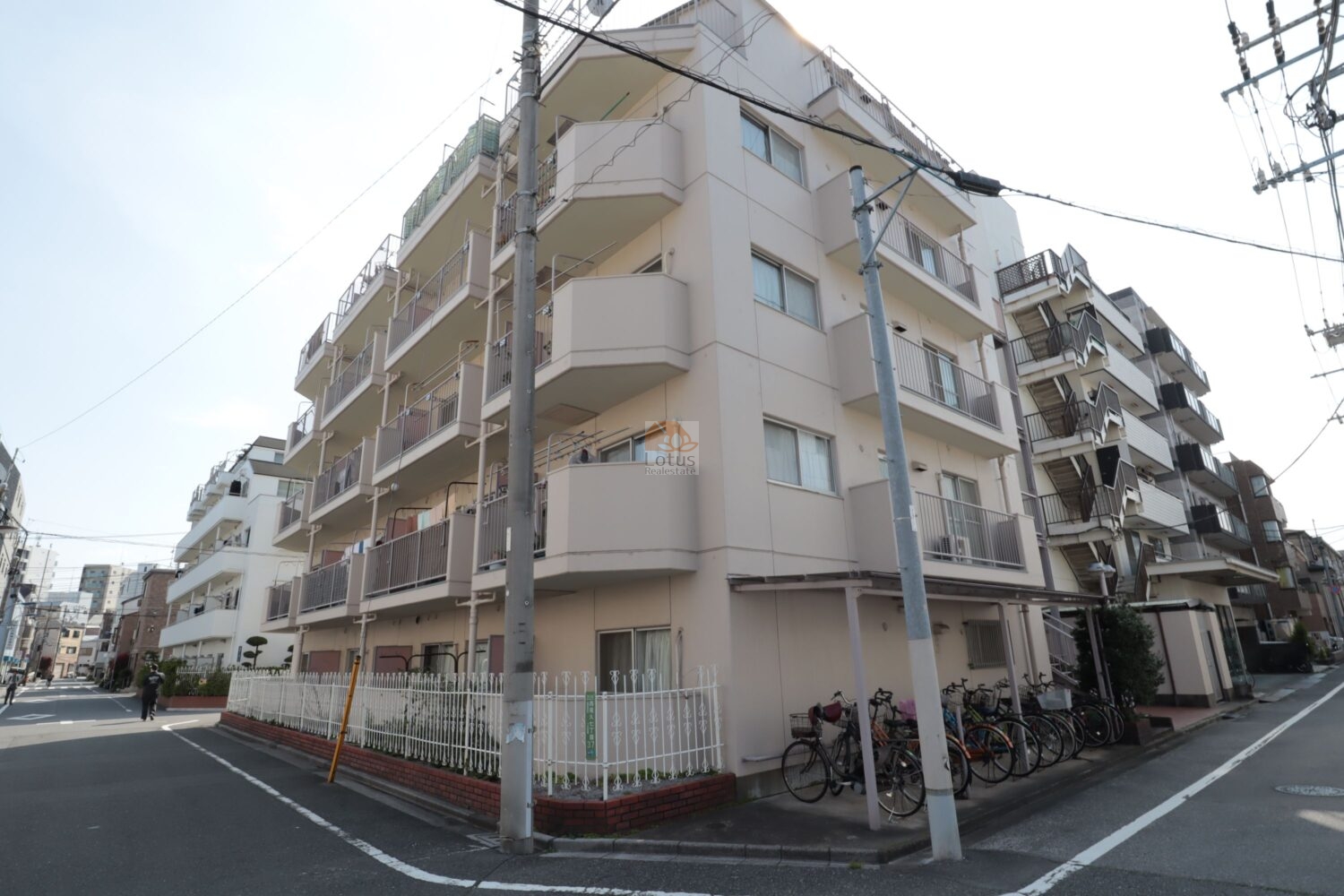 角地に建つ姿が印象的です。小ぶりな建物ながら、陽当たりの良さと開放感があります。日常の足音が聞こえるような静かな通りに面しています。