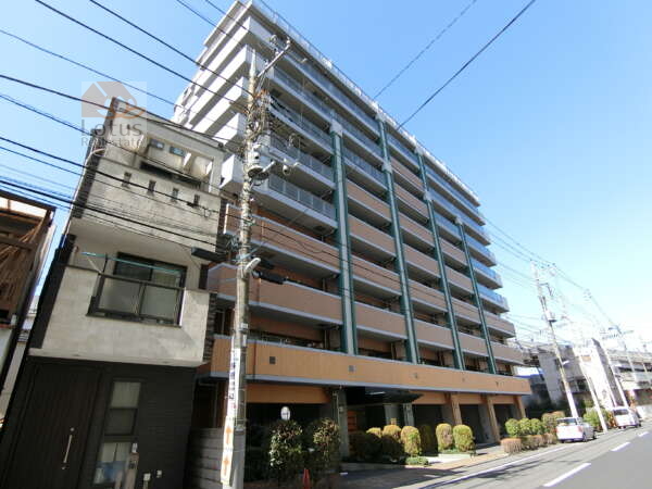 ロータリーパレス北千住外観共用部4｜ロータリーパレス北千住は駅徒歩５分の好立地にある１０階建てのマンションです。2003年11月築、総戸数46戸です。