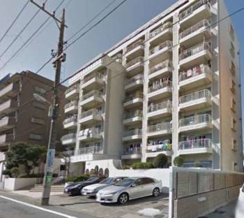 東武東上線を背にして建っていますが、エントランス、各居室のバルコニーは路線の反対側の南側に位置するため、日当たり良く閑静な住宅街なので住みやすいです。