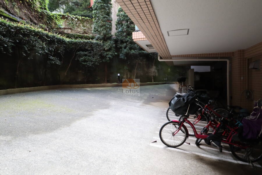 グランドメゾン一番町共用部8｜グランドメゾン一番町の駐輪スペース・共用部です。