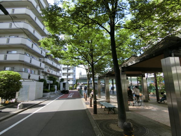 サンヴェール亀有のエントランス前の様子です。ほぼ公園のような親水路ですんので、天気がいい日は多くの方がくつろいでいるようですね。この日もそうでした。