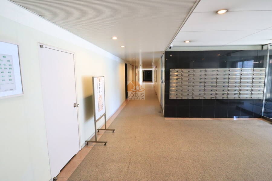 トーア文京マンション共用部1｜エントランスホールです。オフィスも複数入っているようでした。館内は整然としています。