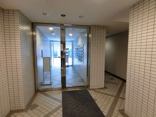 藤和高円寺コープ外観共用部3｜エントランスホールの様子です。右手の空間は郵便受けになっています。