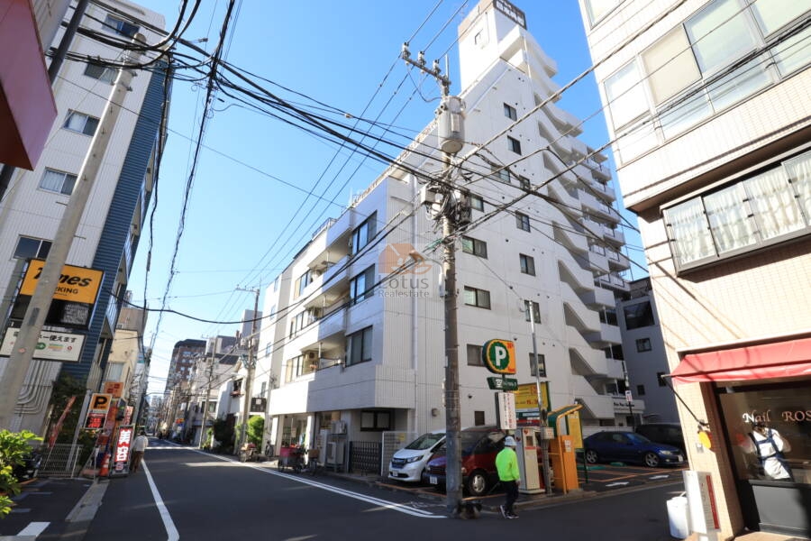 日興パレス雷門外観1｜雷門通りから一本入った立地で静かです。周辺はスーパー、コンビニ、飲食店が多くあります。雷門通りにでると、日中は人力車や観光客が街歩きをしていて活気がありますが、夜は比較的静かです。