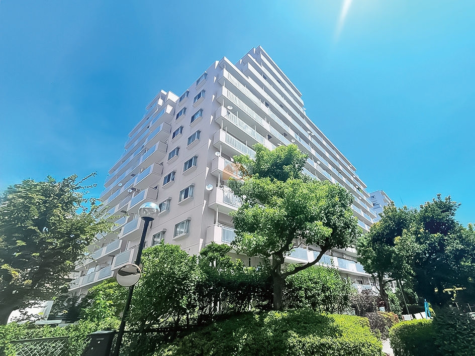 明るい外観がゆったりと立ち上がり、手前の植栽がやわらかい陰影をつくっています。総戸数113戸の規模がほどよい安心感につながり、南砂町駅徒歩10分の距離感も日常の動きと相性が良いと感じます。ビッグコミュニティらしい生活のリズムが穏やかに整う外観です。ツインシティ弐番館アルス東砂は、昭和61年築、13階建てのマンションです。