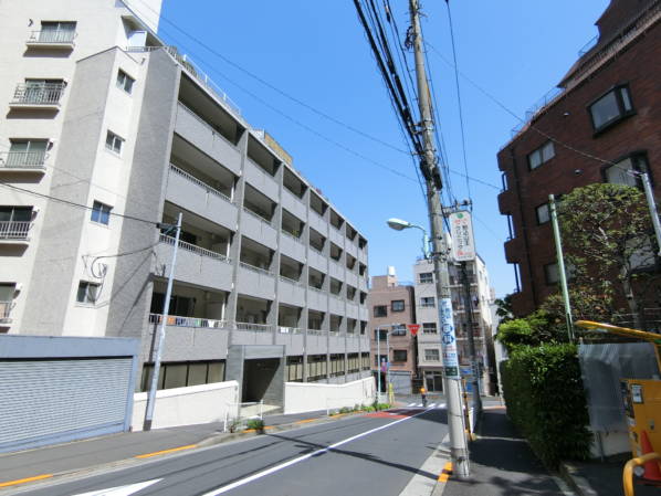 それはさておき近づいてきました。外観です。駒込コーポラスは実は1971年のマンションなのですが、大規模修繕てフロントをタイル張りにしたようですね。おしゃれに見えます。