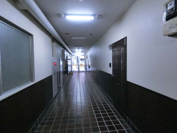 ライオンズマンション浅草公園外観共用部1｜写真の右手が管理人室があります。古いマンションですが１階部分は整然としていた感じでした。管理人さんの勤務時間は月～土の午前です（2019年3月時点）。