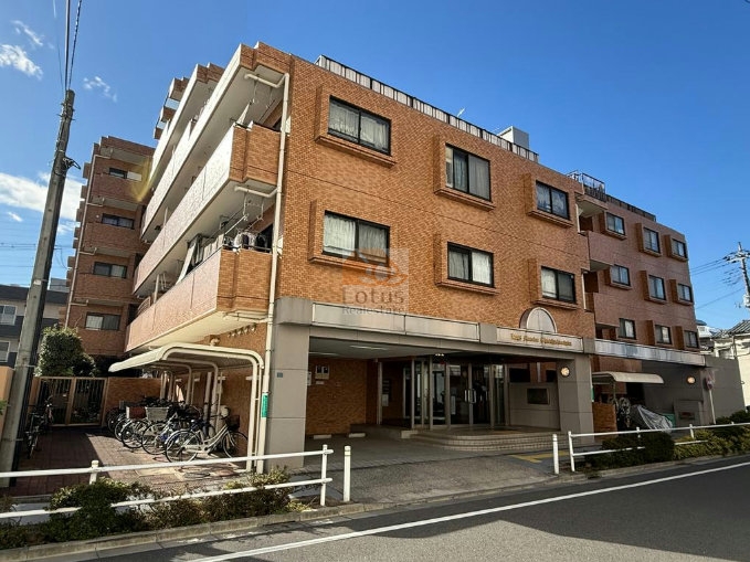 ライオンズマンション新高島平の外観は、レンガ色のタイル貼りがどこか懐かしくて落ち着いた印象です。駅から歩いてくると、ふと目に止まる存在感があって、地域に溶け込んだ安心感があります。低層だからこそのゆったり感が、暮らしにも気持ちにも余裕を与えてくれそうです。