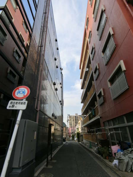 早稲田ガーデンハイツ外観共用部4｜西側の路地の方も見てみましょう。