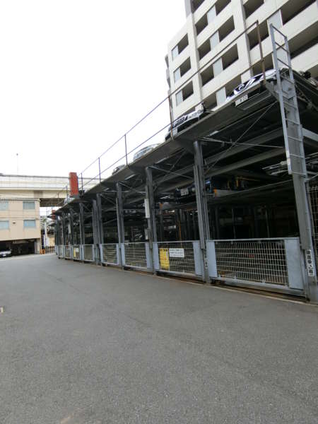 クレストフォルム東大島外観共用部4｜多数の機械式駐車場があります。