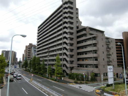 ファミール亀有弐番館外観共用部11｜立地は環七沿いでありますがベランダは南西方向向きとなっていて、直接面していません。