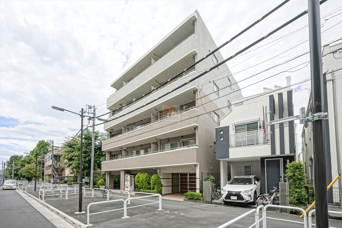 日神パレステージ高井戸西は平成18年築、低層5階建の整然としたフォルムが並ぶ街並みに調和し、ブラウン系タイルの落ち着いた印象を与える外観です。前面道路には駐輪スペースが整備され、歩道も広く整った住環境が伺えます。