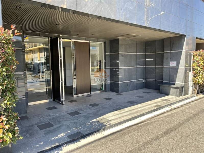 レーベンハイム竹ノ塚ヴィナロスエントランス３｜旧日光街道に面した立地です。
