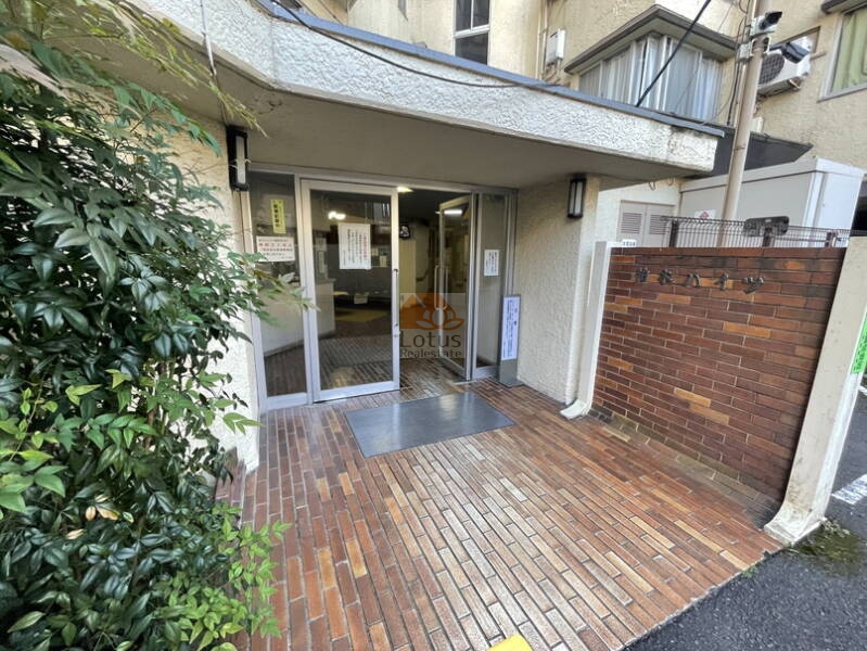 近鉄柏木ハイツエントランス１｜最寄り駅はJR総武・中央緩行線の大久保駅に徒歩6分と通勤や通学にも便利な立地です。駐車場や駐輪場もあります。