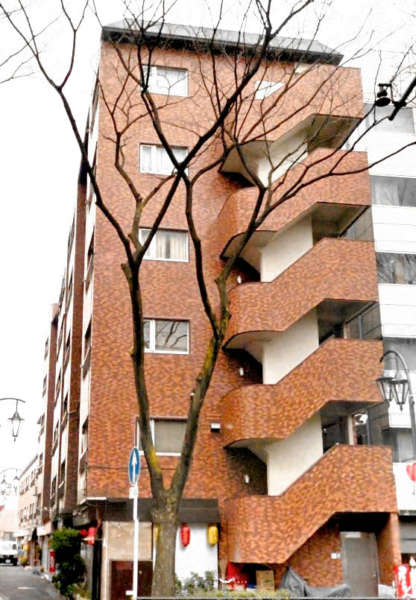 サンハイツ八幡山Ａ棟外観6｜甲州街道沿いに立地します。