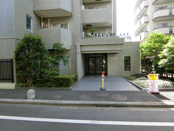 サンヴェール亀有のエントランスです。こじんまりとしたエントランスですが、日中は管理人さんが勤務をしています。オートロック付きです。