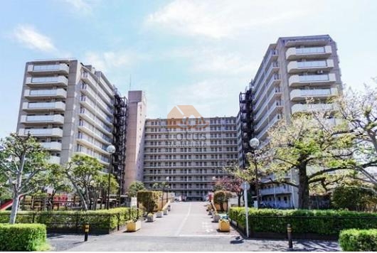 ゆったりとした敷地の中央に歩道が伸び、両側に植栽や街灯が整えられています。奥には12階建てのマンション棟が横に広がり、堂々とした姿を見せています。ライオンズプラザ北綾瀬は、昭和63年築、12階建てのマンションです。