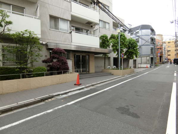 ハイツ面影橋外観共用部11｜ハイツ面影橋は昭和６０年築の５階建ての新耐震マンションです。隣接は寺院となっていて、静かな住宅エリアです。