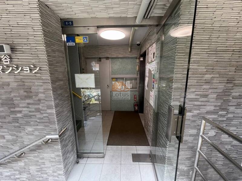 幡ヶ谷コーエイマンションエントランス２｜建物自体は10階建ての旧耐震設計であり、平成26年には大規模修繕工事が実施され、エントランスも改修されました。