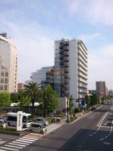 藤和梅島コープ外観２｜藤和梅島コープは昭和53年築、13階建のマンションです。堂々とした姿で日光街道沿いに建ち、足立区役所の目の前に佇みます。駅徒歩10分圏ながら、視認性も高く存在感のある物件です。