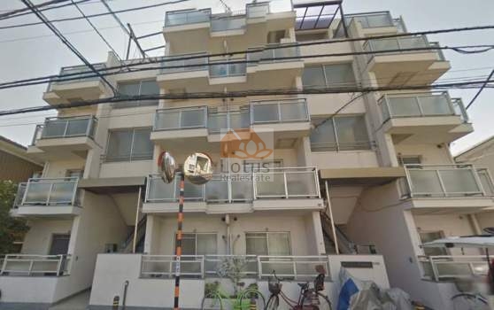 グリーンパーク第７綾瀬は、昭和58年築、5階建てのマンションです。道沿いにはカーブミラーや自転車もあり、暮らしの匂いがすぐそこに感じられる日常風景です。