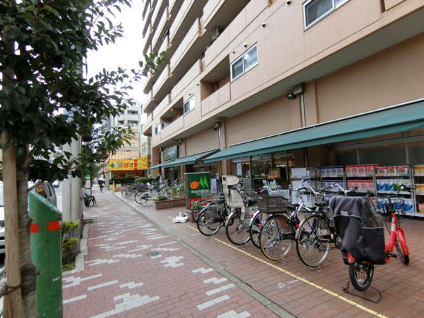 藤和菊川ホームズ外観・共用部10｜周辺には飲食店、スーパーがあり便利名のはもちろんですが、１階部分にも店舗が併設されています。