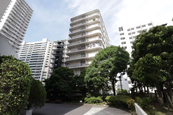 田町スカイハイツ外観4｜隣接のＭＳ芝浦ビルとの間にある公開空地から見た建物の外観です。