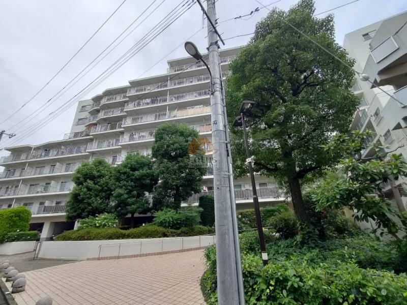 目白ガーデニア外観3｜広めに設えられたエントランス回り。配棟の余裕を感じさせます。