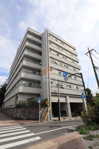豊玉マンション外観4｜少しながら傾斜を下るような位置に面してます。
